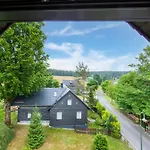 Spacious Semi-detached House With Wood Stove Located Directly On The Rennsteig Nyaraló *