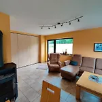 Spacious Semi-detached House With Wood Stove Located Directly On The Rennsteig Nyaraló *
