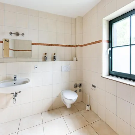Spacious Semi-detached House With Wood Stove Located Directly On The Rennsteig Casa vacanze