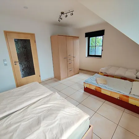 Spacious Semi-detached House With Wood Stove Located Directly On The Rennsteig 度假居 *