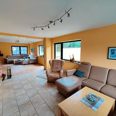 Spacious Semi-detached House With Wood Stove Located Directly On The Rennsteig Casa vacanze