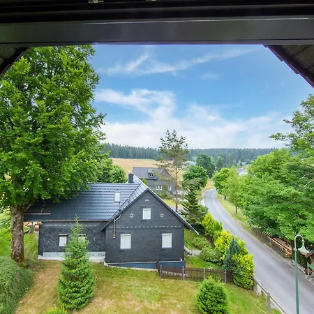 Spacious Semi-detached House With Wood Stove Located Directly On The Rennsteig Casa vacanze *