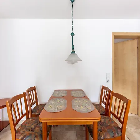 Spacious Semi-detached House With Wood Stove Located Directly On The Rennsteig Casa vacanze