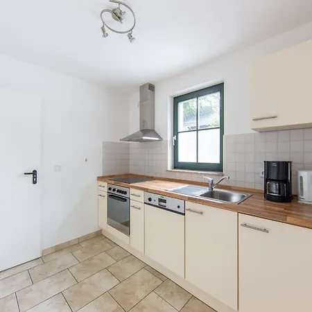 Spacious Semi-detached House With Wood Stove Located Directly On The Rennsteig Casa vacanze *