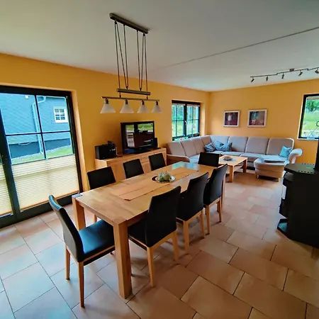 Tatil Evi Spacious Semi-detached House With Wood Stove Located Directly On The Rennsteig Eisfeld