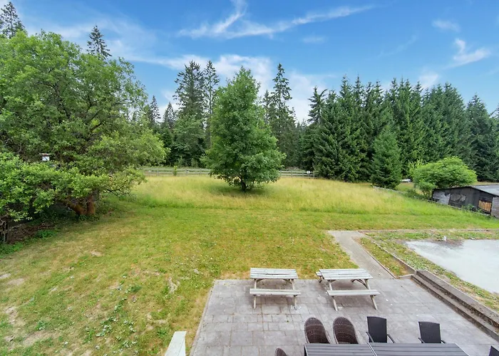 Spacious Semi-detached House With Wood Stove Located Directly On The Rennsteig