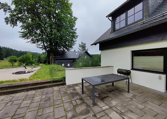 Spacious Semi-detached House With Wood Stove Located Directly On The Rennsteig Vakantiehuis *