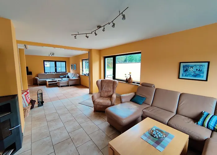 Spacious Semi-detached House With Wood Stove Located Directly On The Rennsteig 度假居