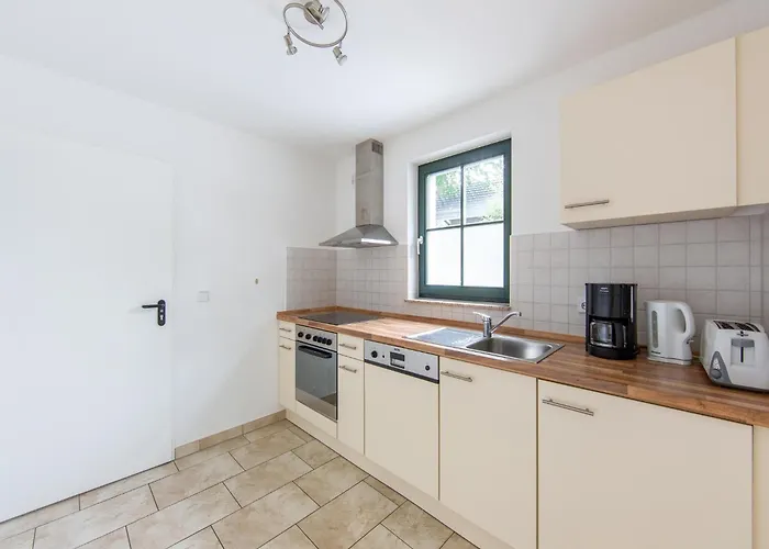 Spacious Semi-detached House With Wood Stove Located Directly On The Rennsteig Vakantiehuis *